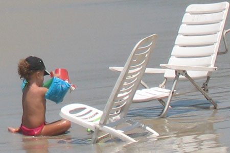 Criança brincando na praia